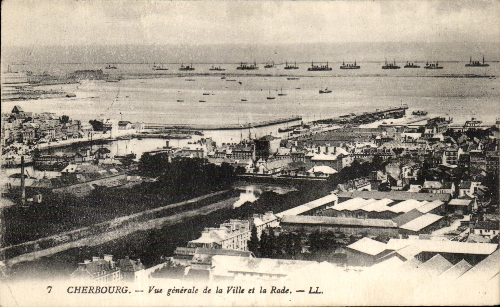 CPA Cherbourg Vue generale de la Ville et la Rade