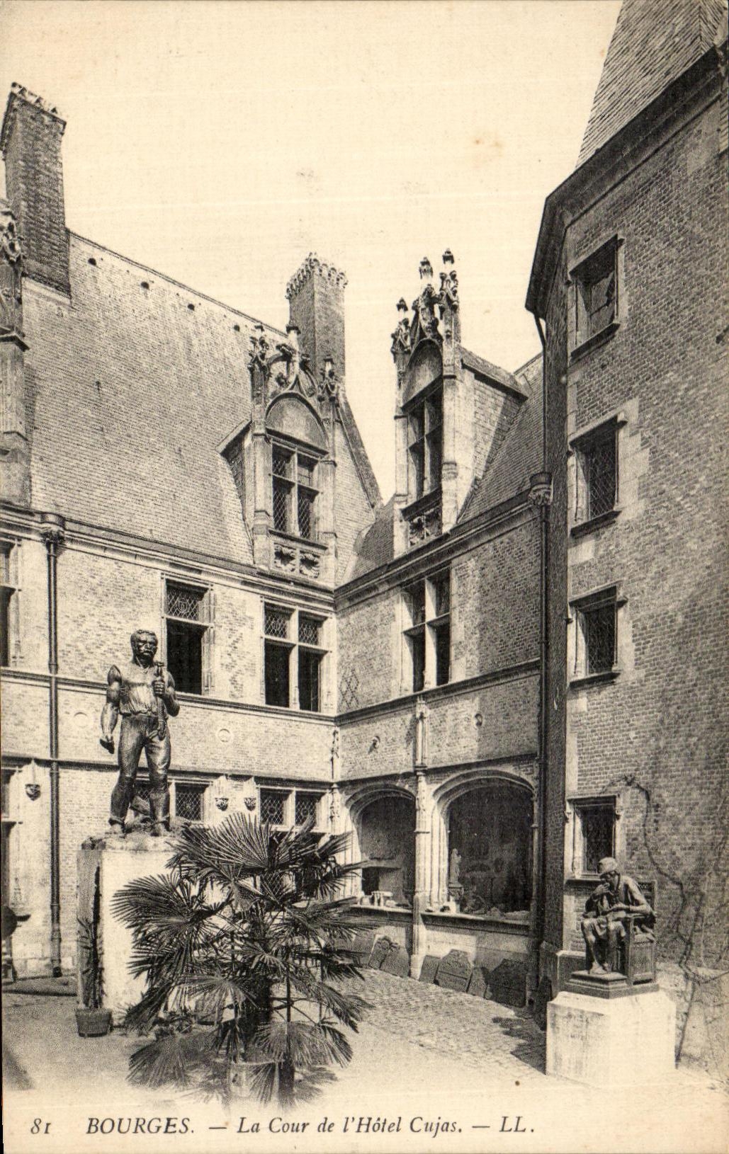 CPA Bourges La Cour De l'Hotel Cujas