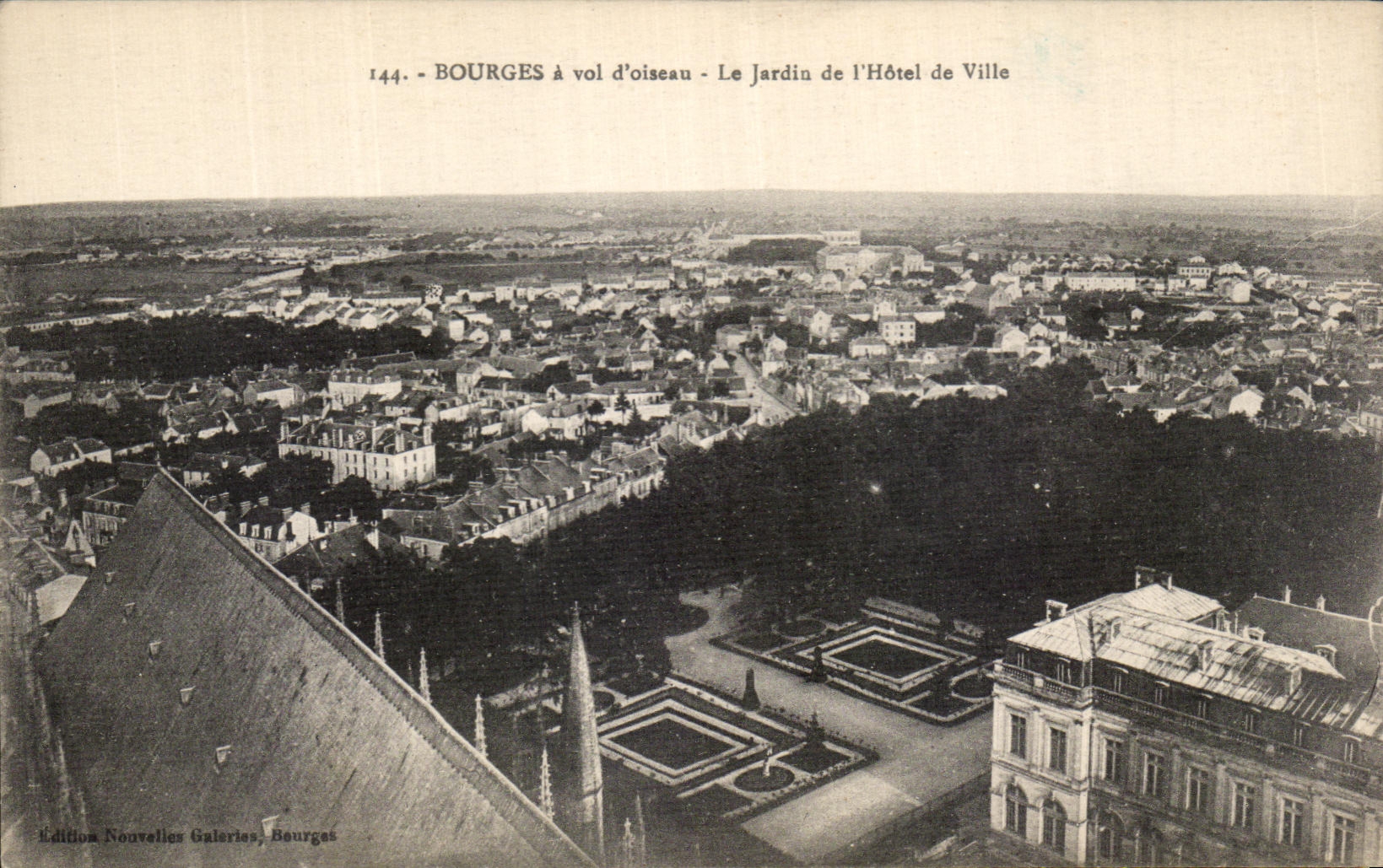 CPA Bourges A Vol D'Oiseau Le Jardia De l'Hotel De Ville