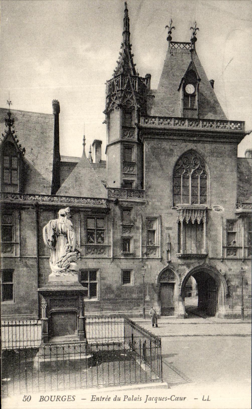 Bourges — Entrée du Palais Jacques-Cœur — LL