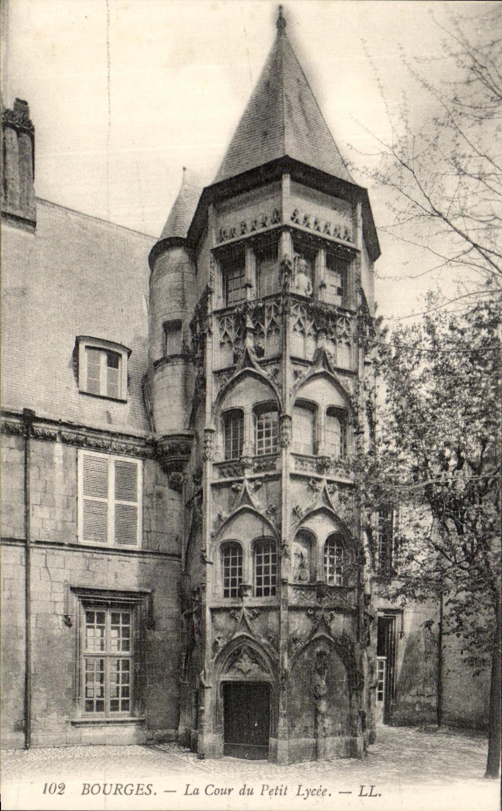 Bourges — La Cour du Petit Lycée — LL. n°102
