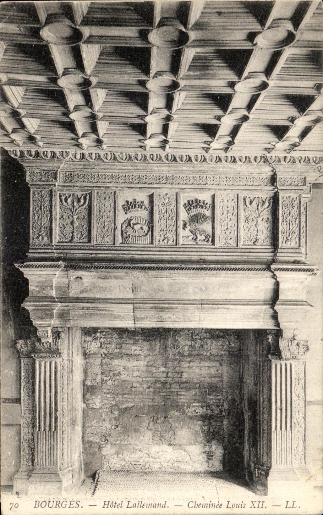 Bourges — Hôtel Lallemand — Cheminée Louis XII — LI.
