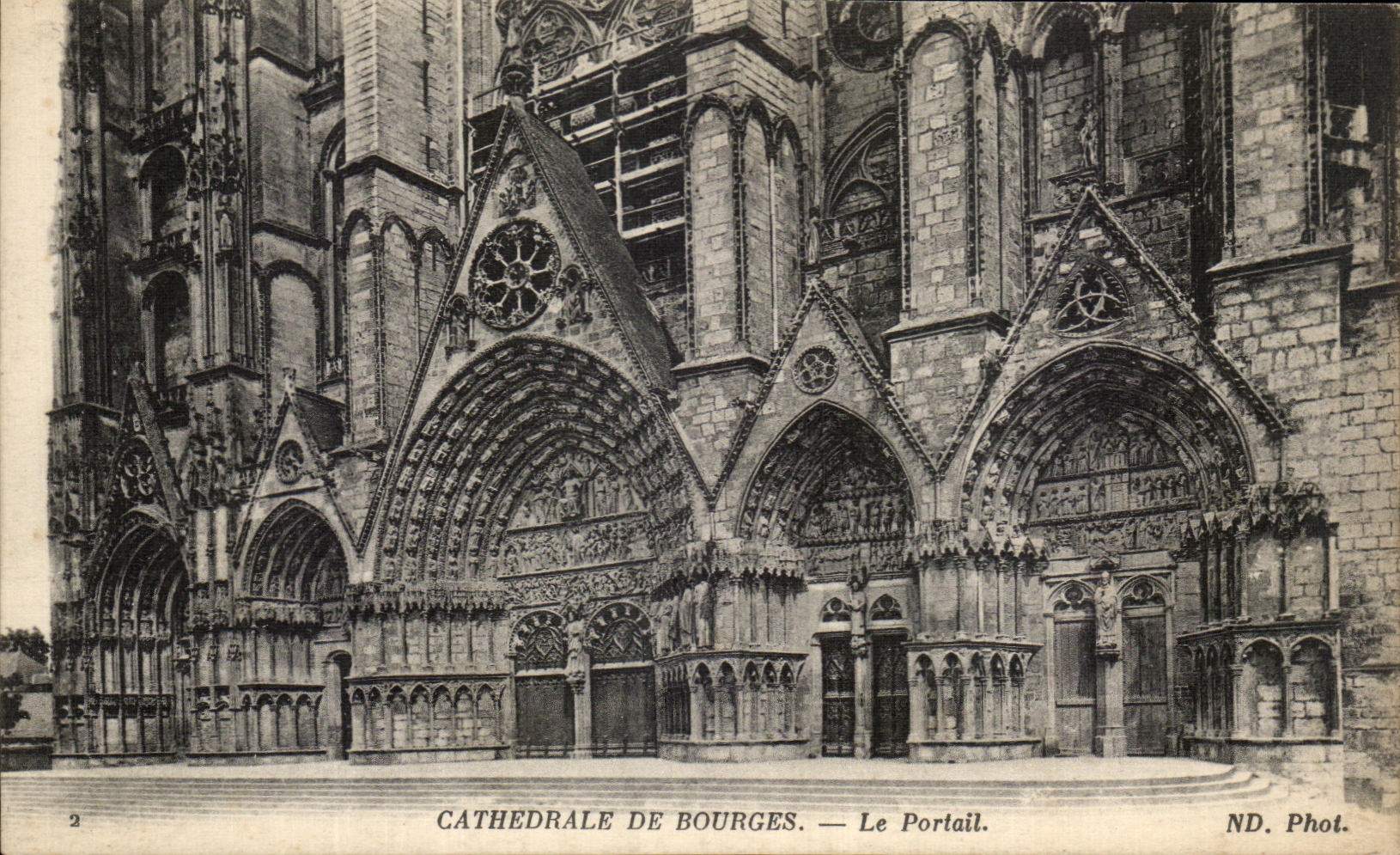 CPA Cathedrale De Bourges Le Portail