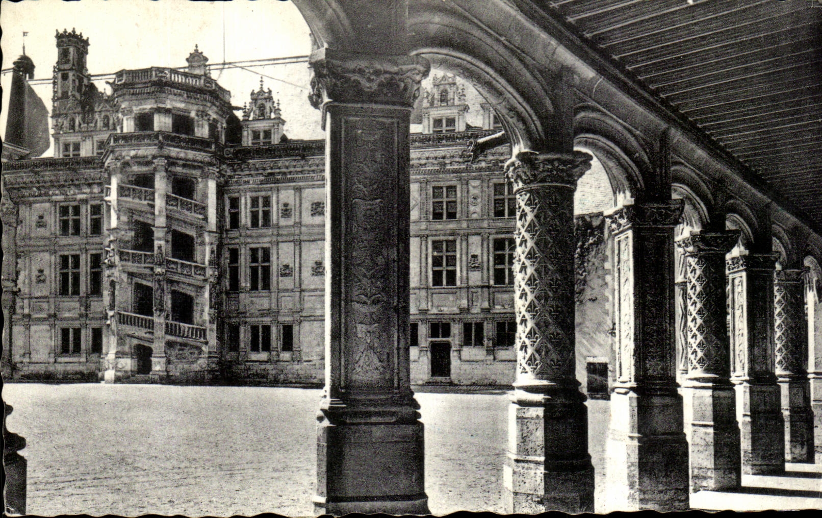 Blois — Le Château — La Cour d'Honneur — Art. rue Belleret, n°15
