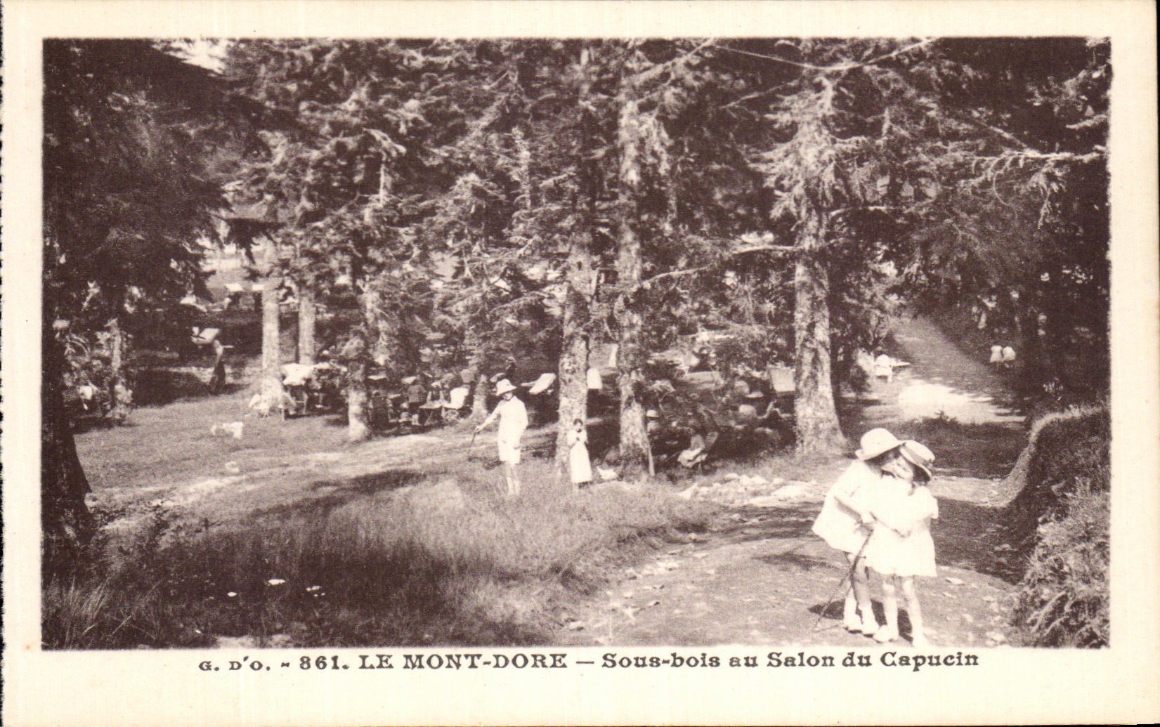 CPA Le Mont Dore Sous Bois Au Salon Du Capucin