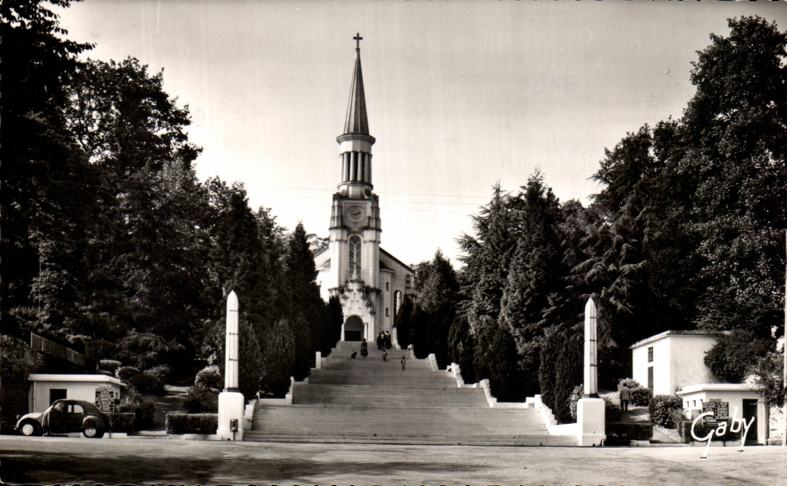Halbmoderne Ansichtskarte Bagnoles De L'Orne Die Kirche