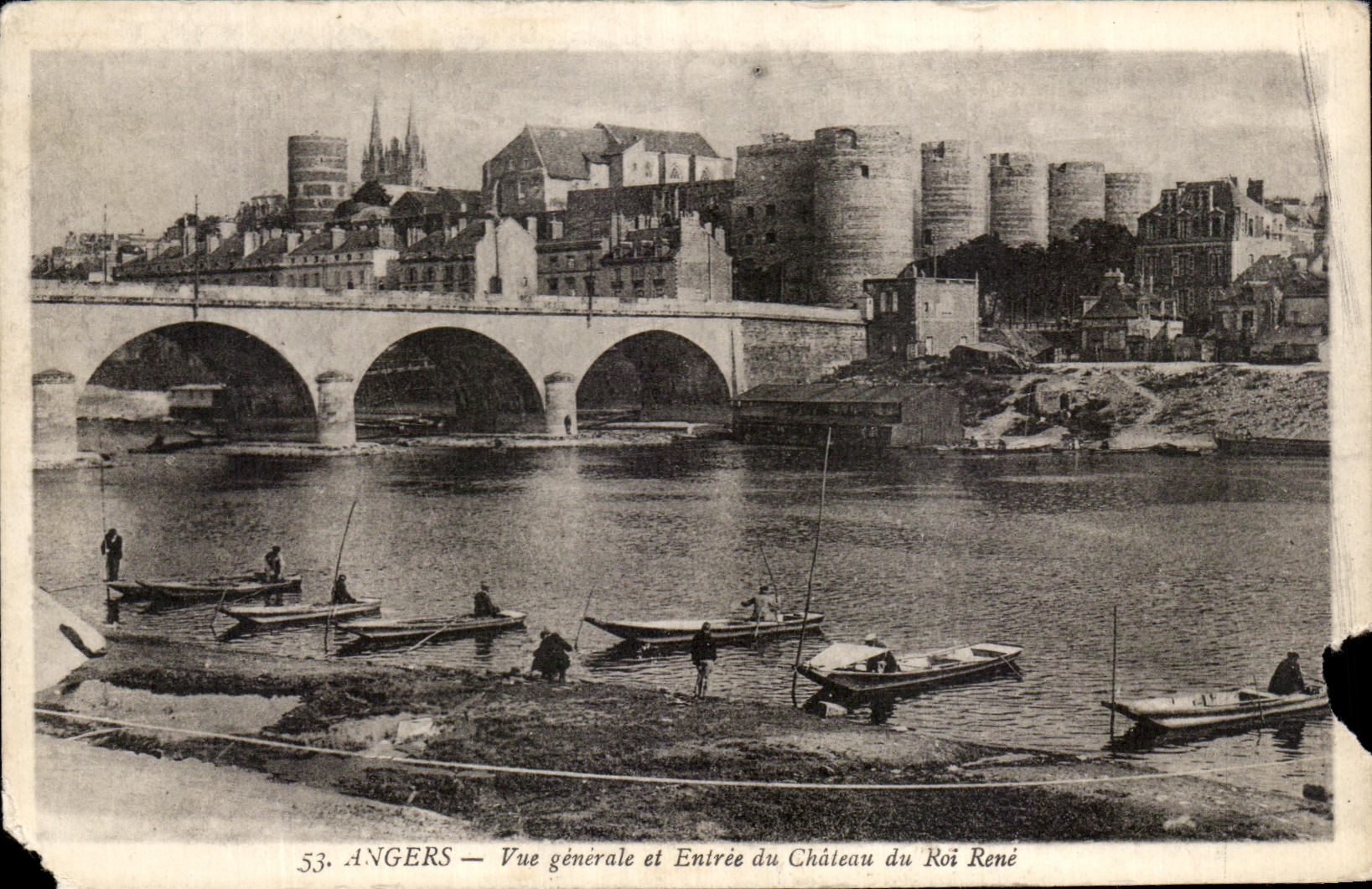 CPA Angers Vue generale et Entree du Chateau du Roi Rene