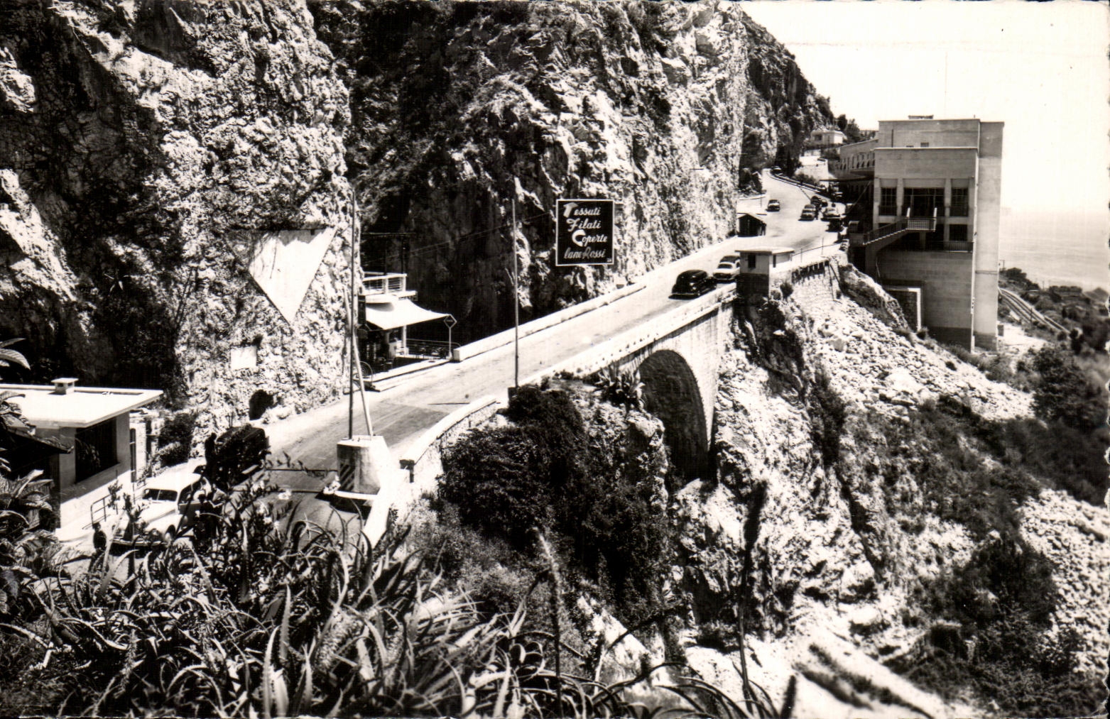 CPA Menton La Froniere et de Pont Saint Louis la douane italienne 
