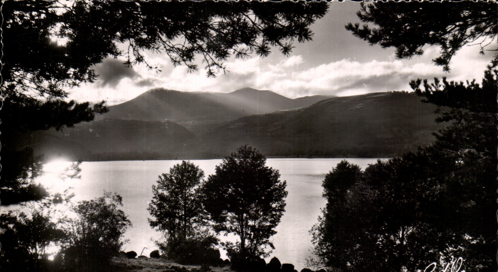 Coucher de soleil sur le lac Chambon et les Monts-Dore-Sancy — Édition G. d'O. Ollierques, n° 224