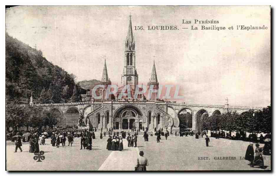 CPA Lourdes La Basilique et l'Esplanade