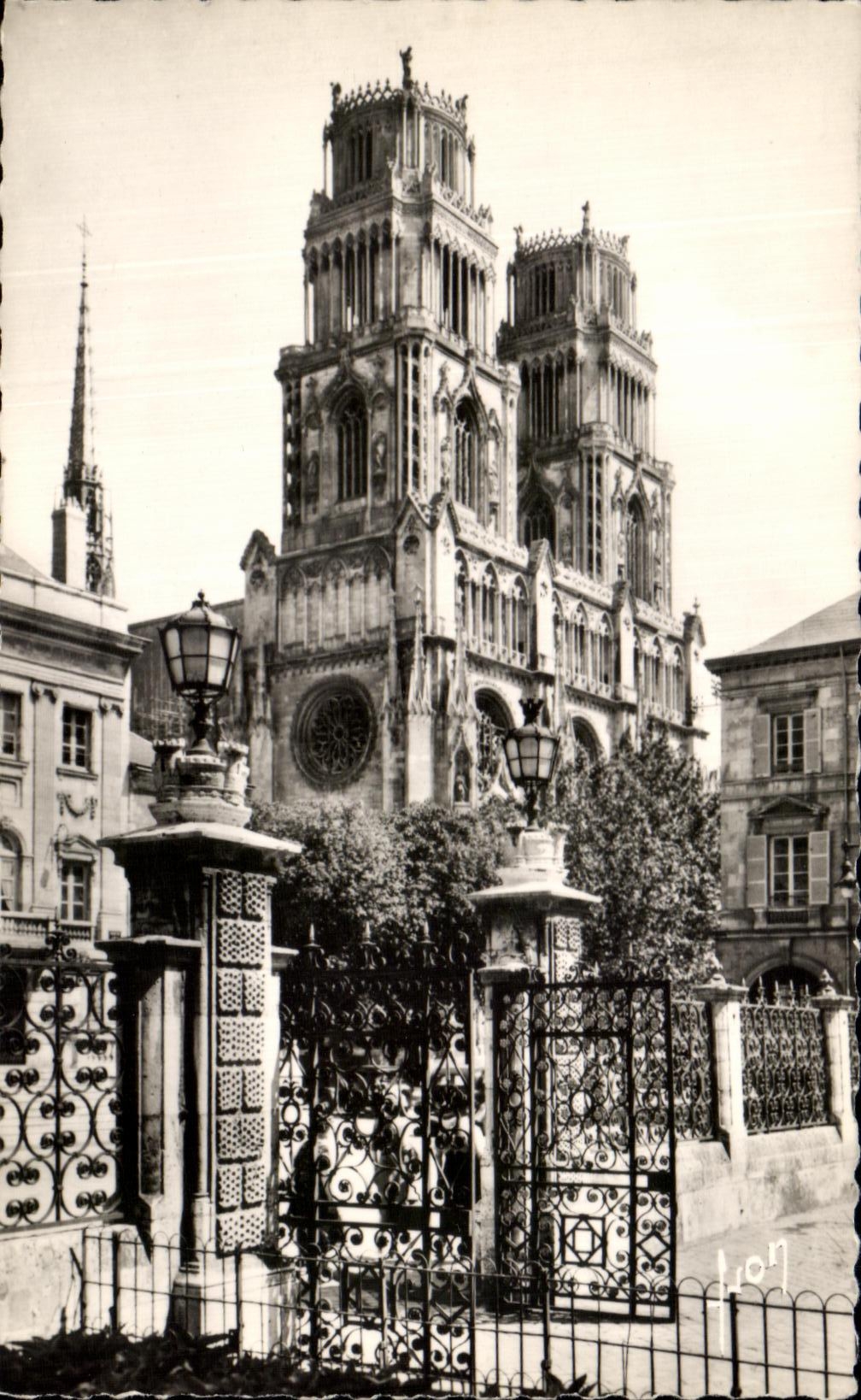 CPSM Orleans La Cathedrale Vue De l'Hotel De Ville