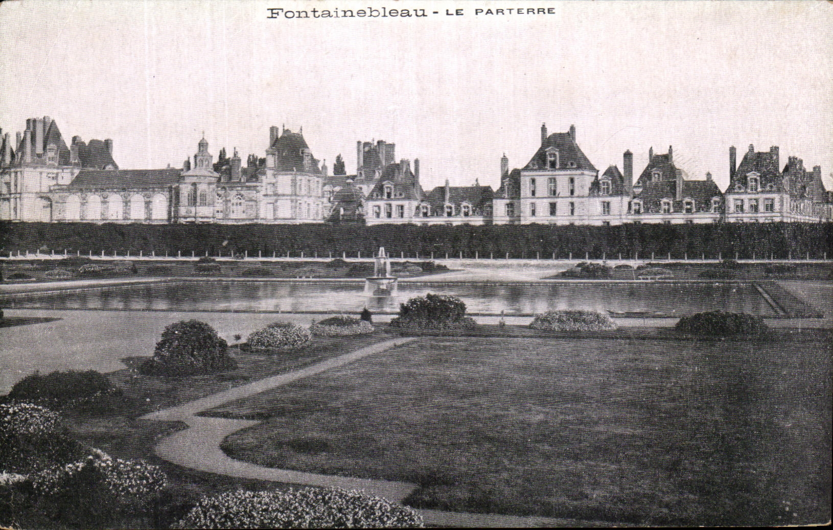 Fontainebleau - IL PARTERRE — vista del parco con bacino e castello in primo piano
