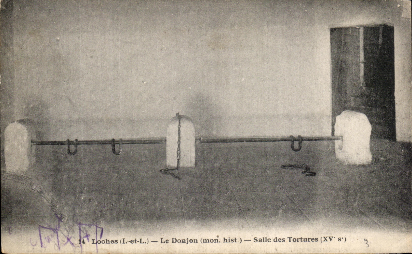 CPA Loches Le Donjon Salle des Tortures