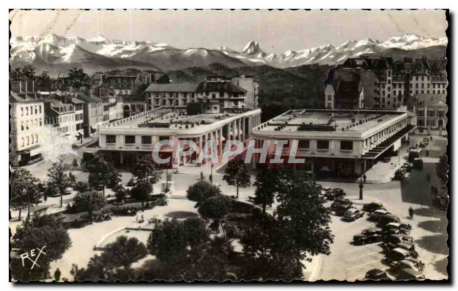 Place Clémenceau à Pau — vue aérienne avec montagnes en arrière-plan — éditeur REX, n° de série non visible