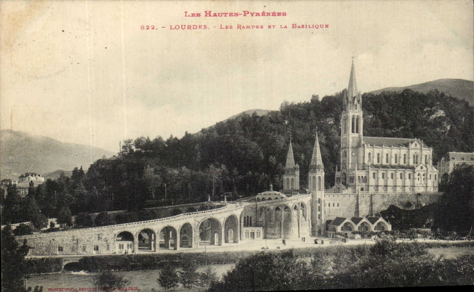 CPA Lourdes Les Rennes Et La Basilique