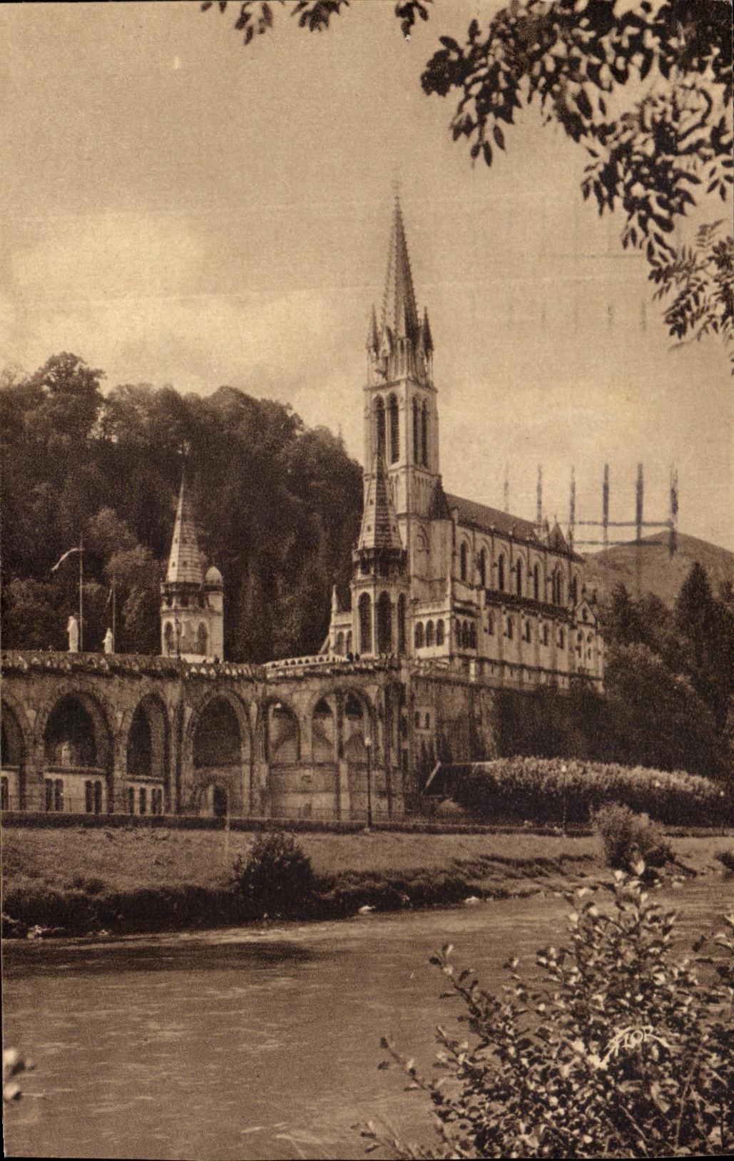 CPA Lourdes la Basilique au fond du gave