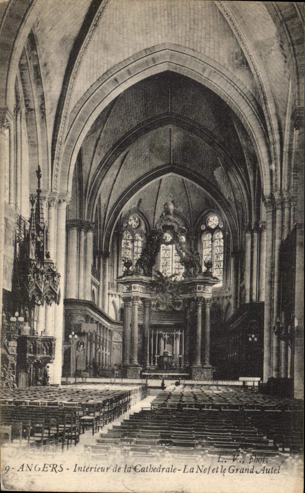 CPA Angers Interieur de la Cathedrale La Nef et le Grand Autel
