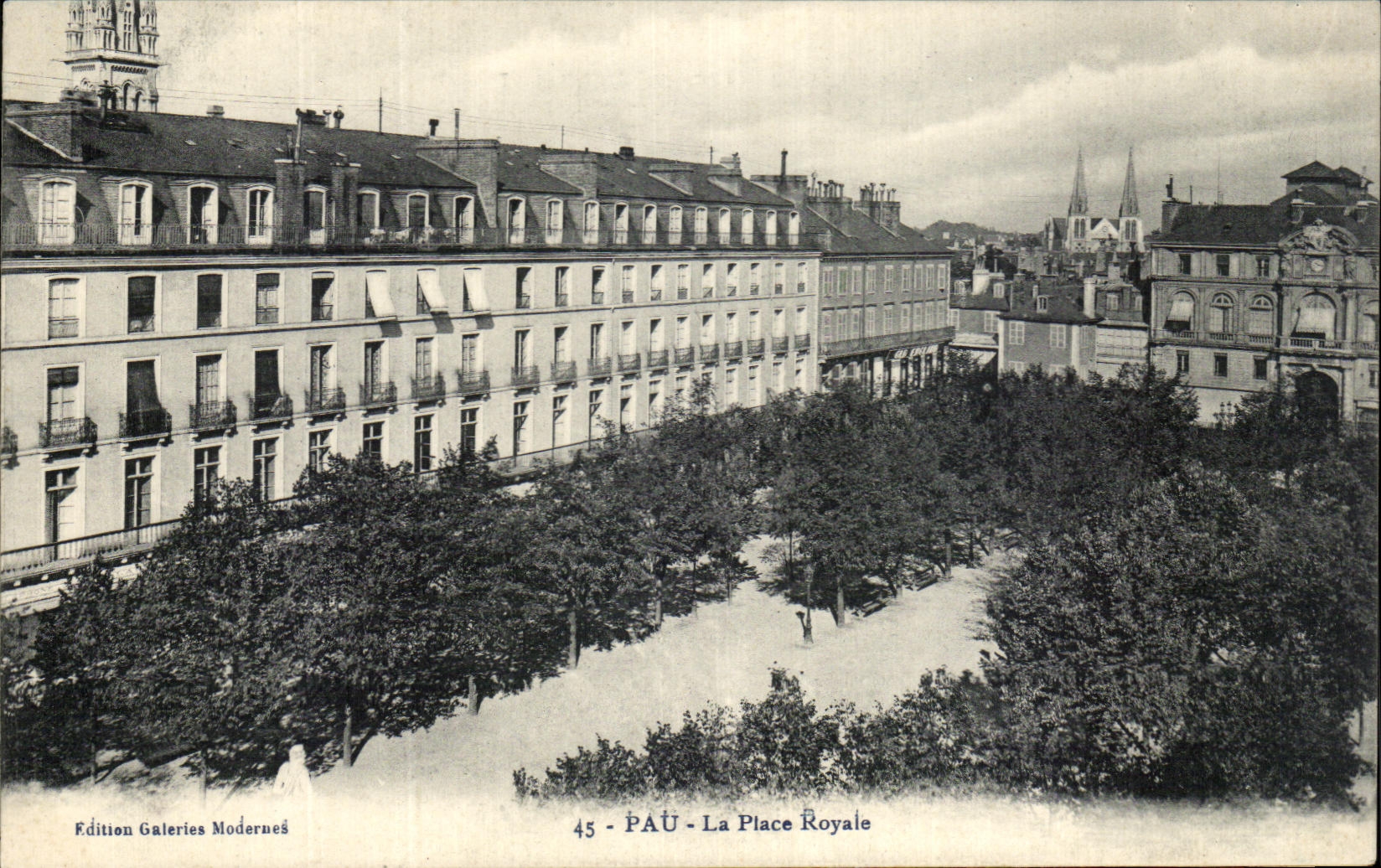 Pau - La Place Royale — vue panoramique — Édition Galeries Modernes, n° 45