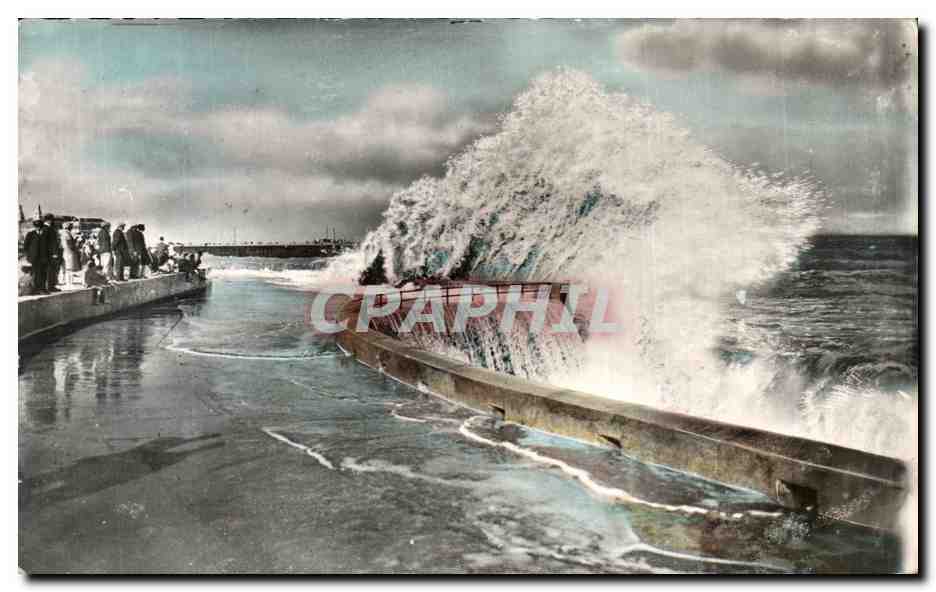 CPA Dieppe La Mer Un Beau Spectacle a Maree Pleine