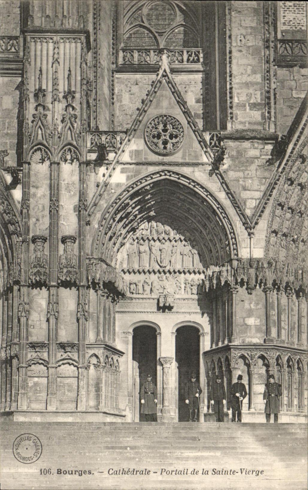 CPA Bourges Cathedrale Portail de la Sainte Vierge Soldats Militaria 
