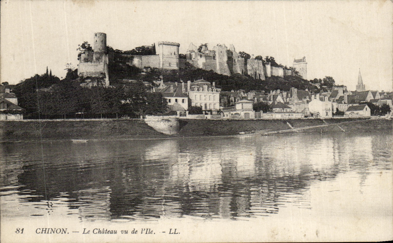 CPA Chinon Le Chateau vu de l'ile 