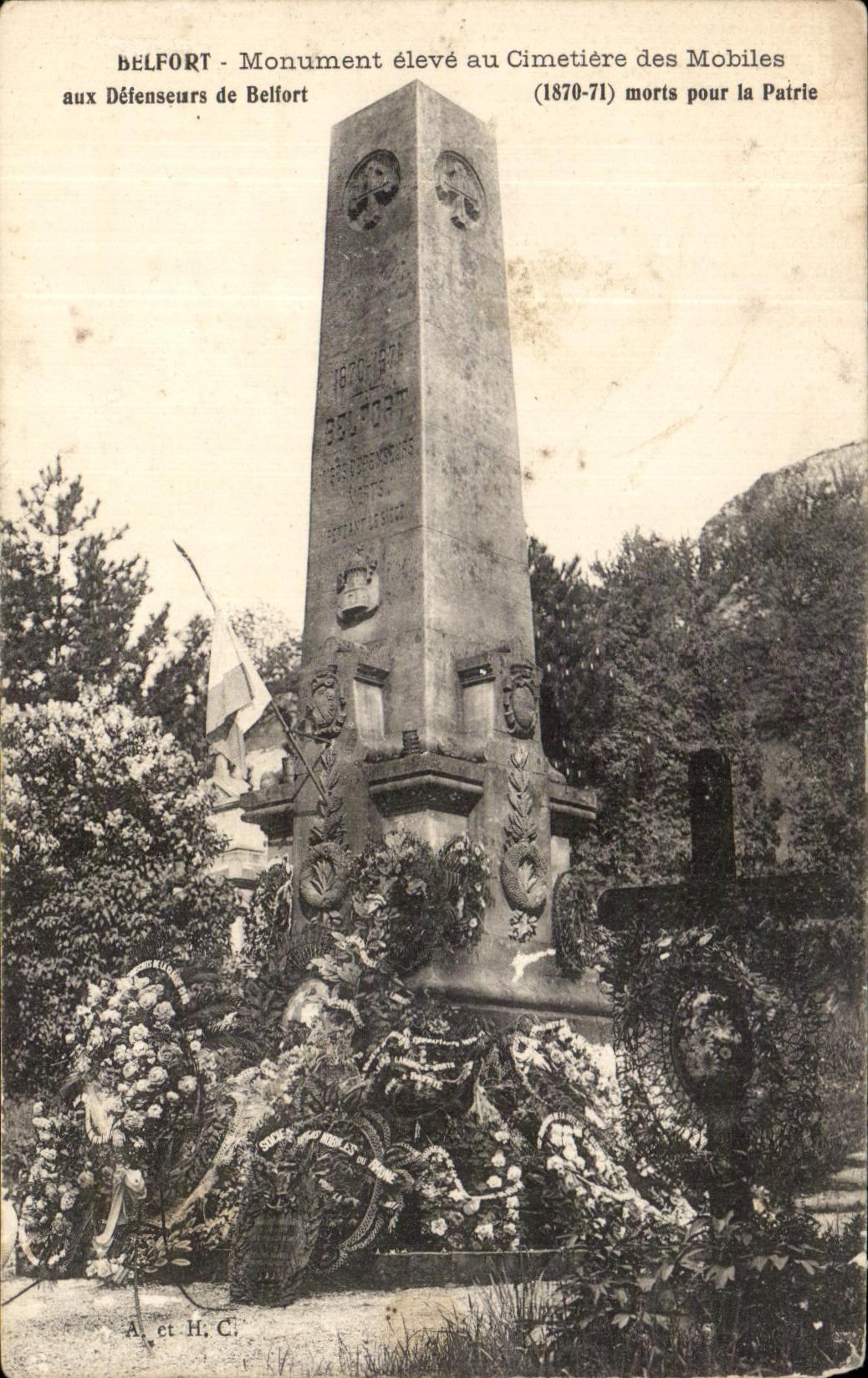 CPA Belfort Monument eleve au Cimetiere des mobiles Aux Defenseurs de Belfort Militaria