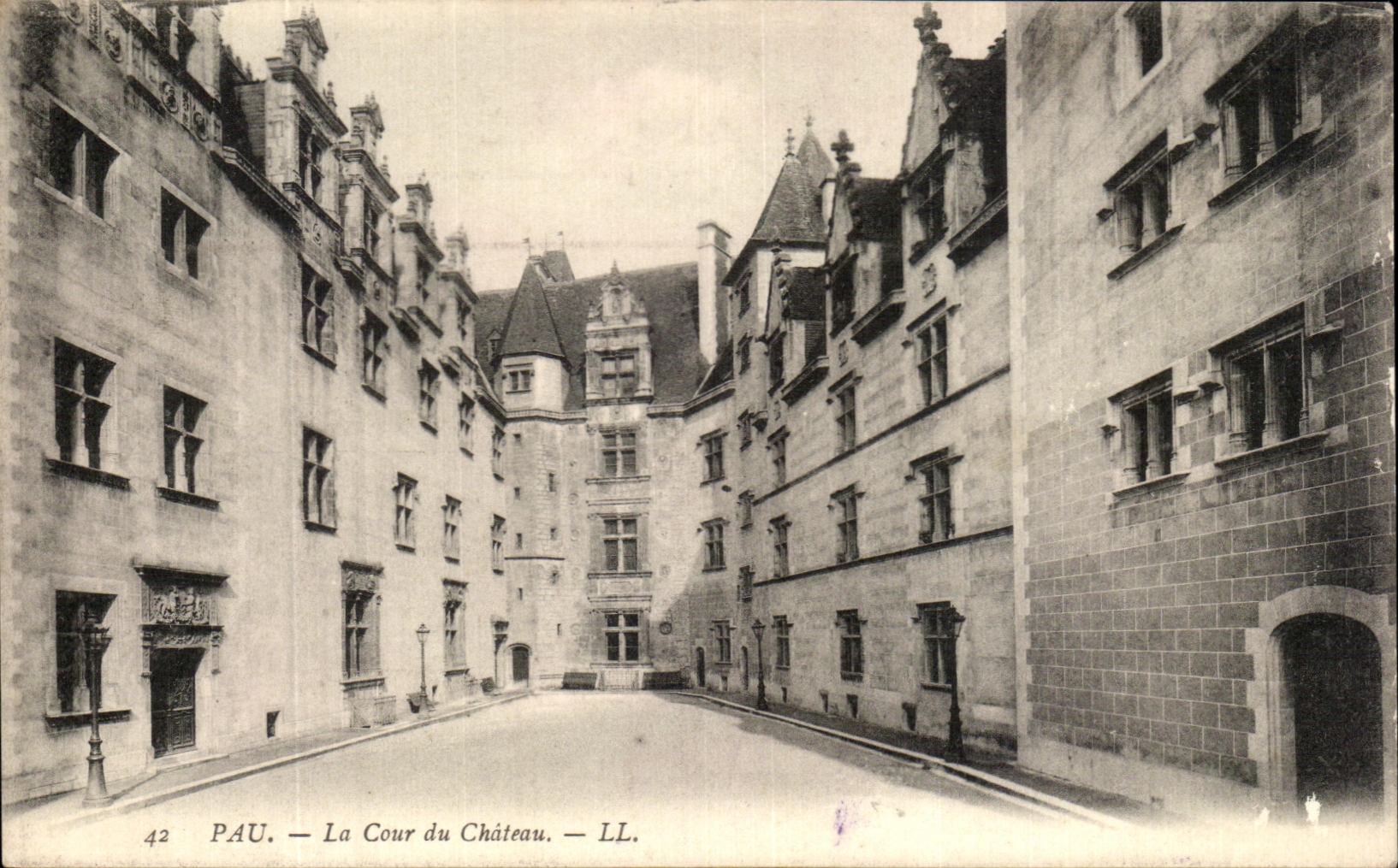 Pau — La Cour du Château — LL. n°42