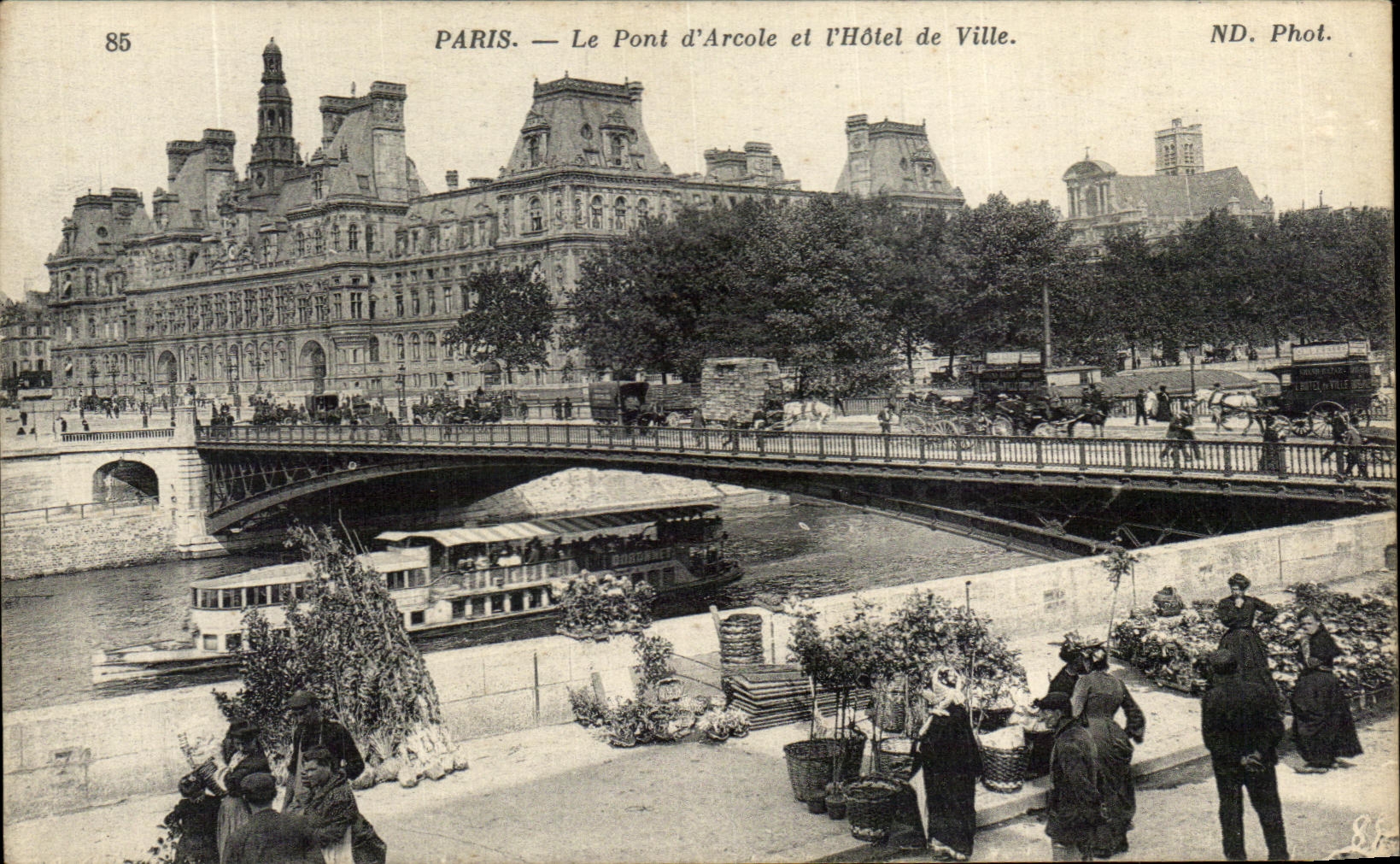 Paris — Die Brücke Arcole und das Rathaus — ND. Foto.