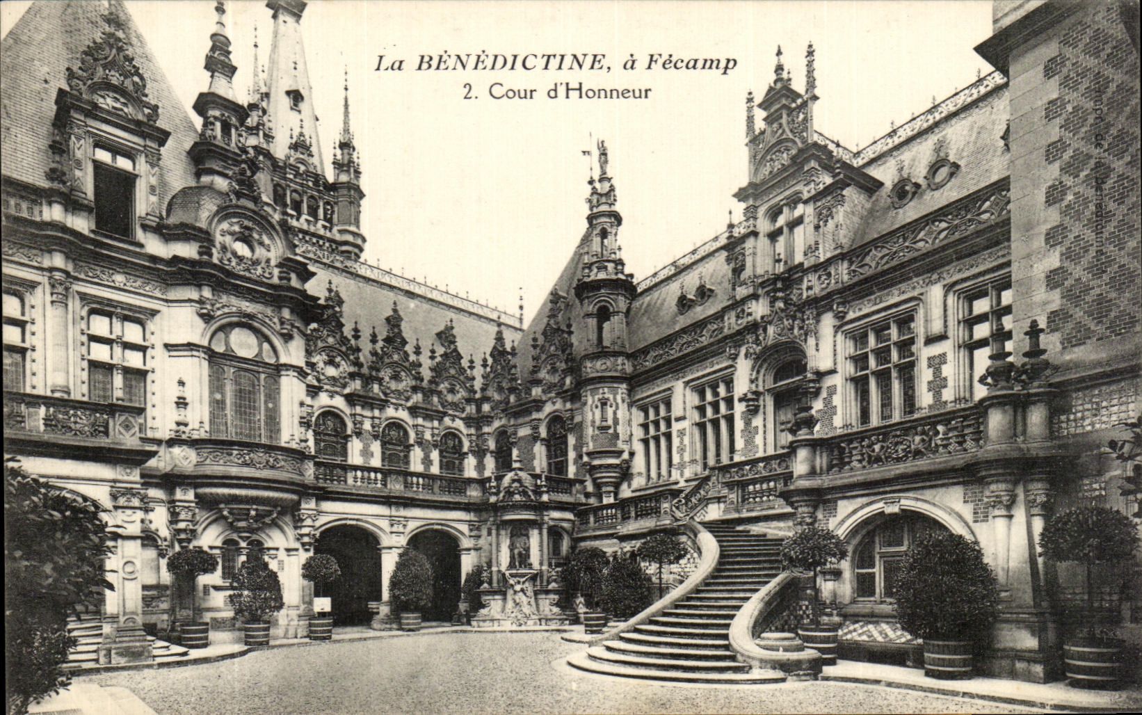 CPA La Benedictine a Fecamp Cour d'Honneur