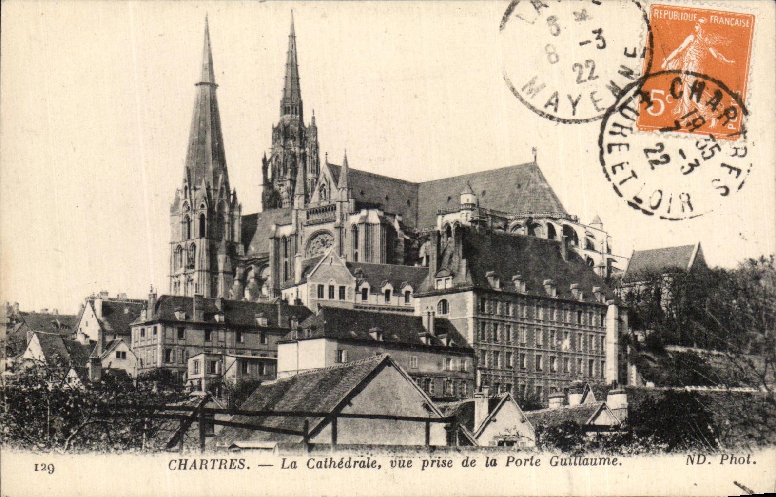 CPA Chartres La Cathedrale vue prise de la Porte Guillaume