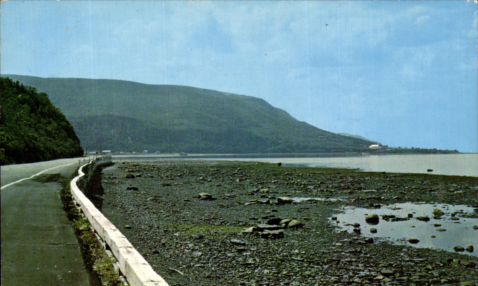 Rivière-à-Claude — Aussicht auf die Route zur Gaspésie in der Nähe von Mont-St-Pierre — UNIC, Montreal