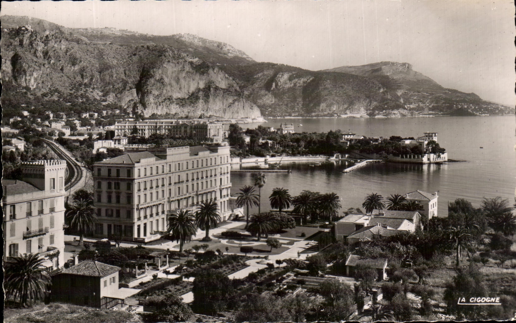 CPA Beaulieu Sur Mer Les Hotels Savoy Et Bedford La Baie Des Fourmis