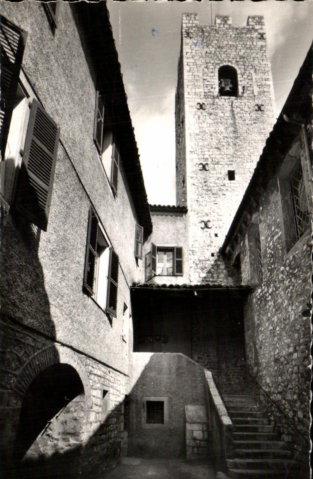 Vence — Une vieille cour et le grand clocher de l'ancienne cathédrale — Éditions S.E.P.T. - Garbello