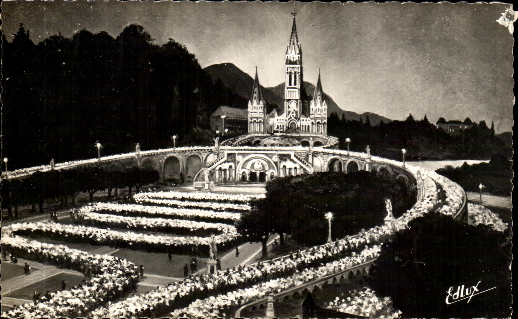 CPA Lourdes La Basilique illukminee