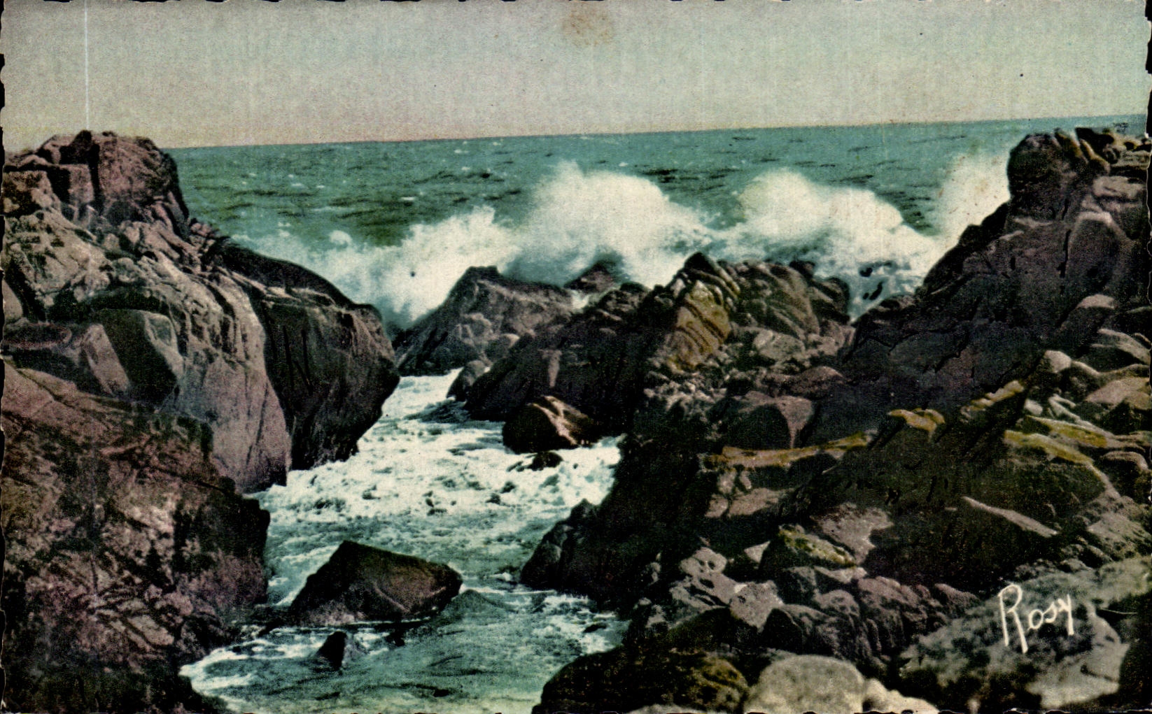 CPA Au Bord De La Mer Les Vagues Se Brisant Sur Les Rochers
