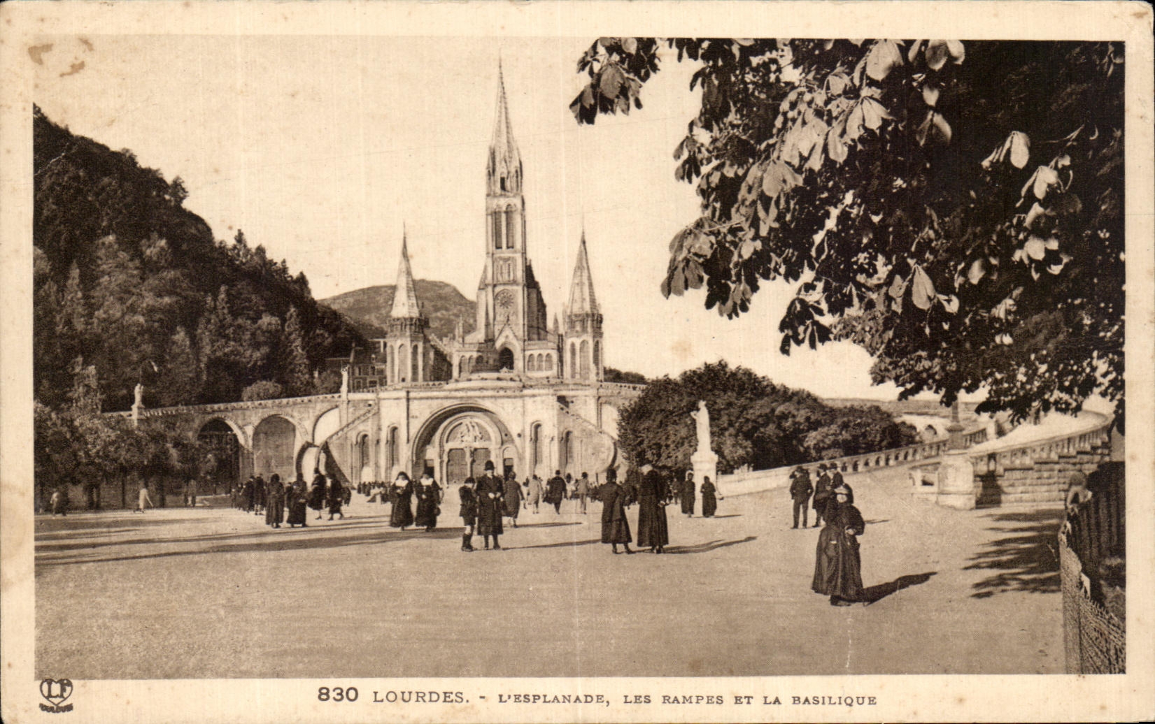 CPA Lourdes L'Esplanade Les Rampes Et La Basilique