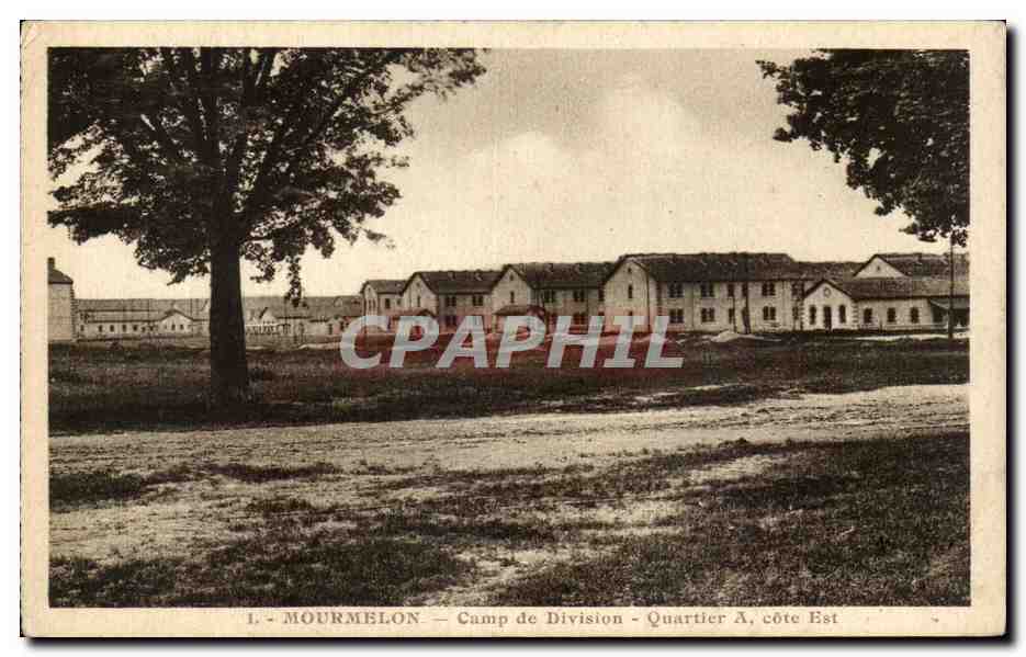CPA Mourmelon Camp de Division Quartier A Cote Est Militaria