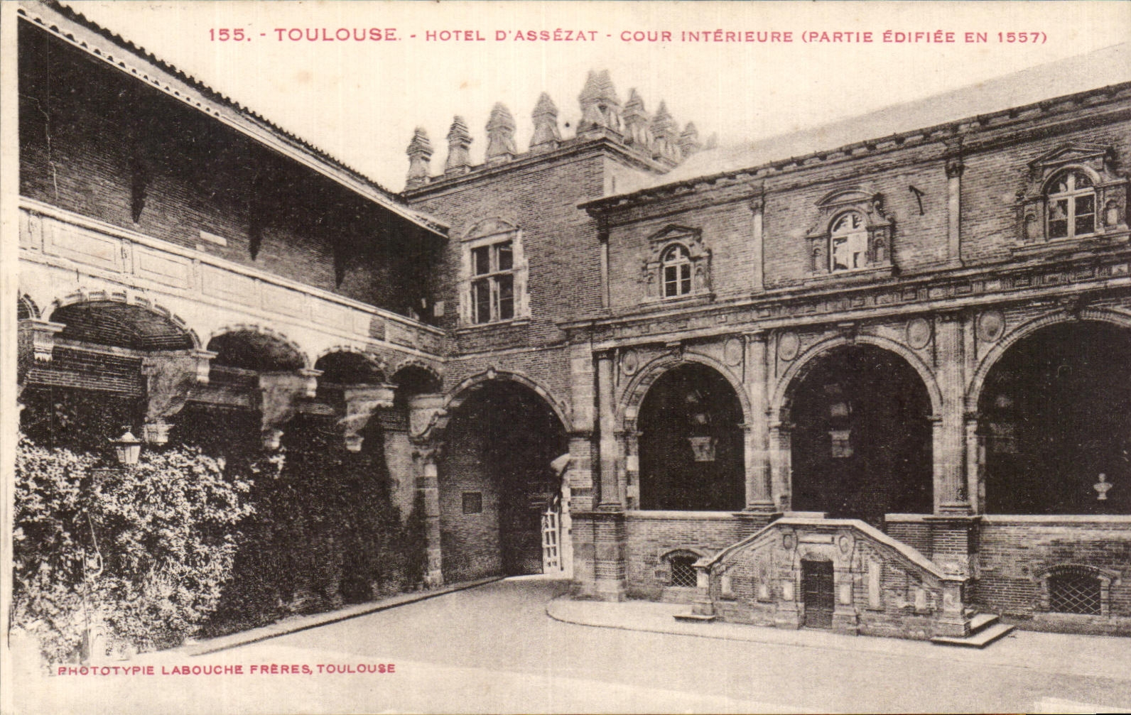Toulouse - Hôtel d'Assézat - Cour intérieure (partie édifiée en 1557) — Phototypie Labouche Frères, Toulouse, n°155