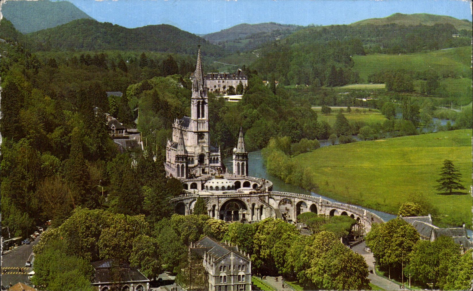 CPM Lourdes Vue sur la Basilique