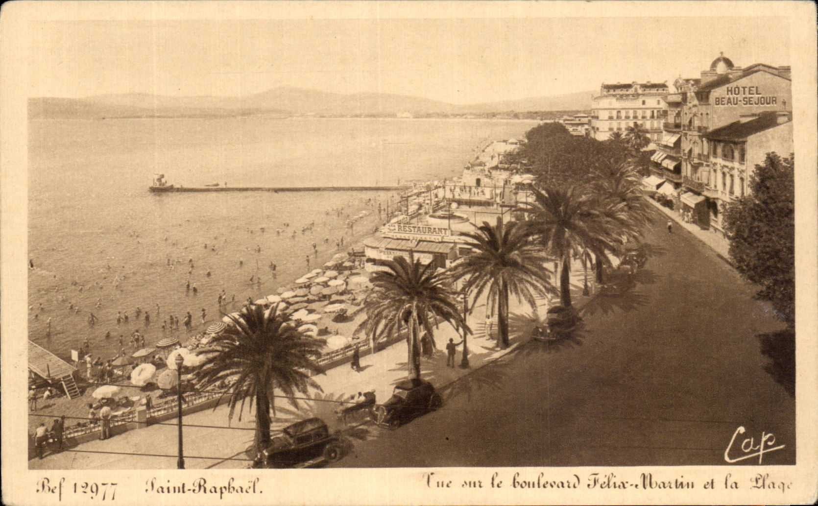 Saint-Raphaël — Vue sur le boulevard Félix-Martin et la plage — Cap