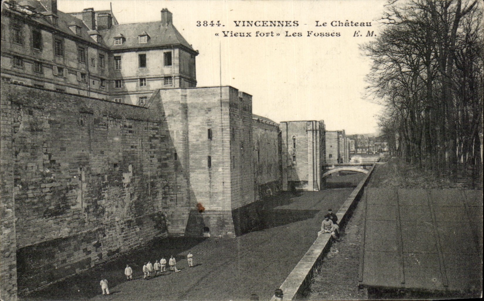 CPA Vincennes Le Chateau Vieux fort Les Foses