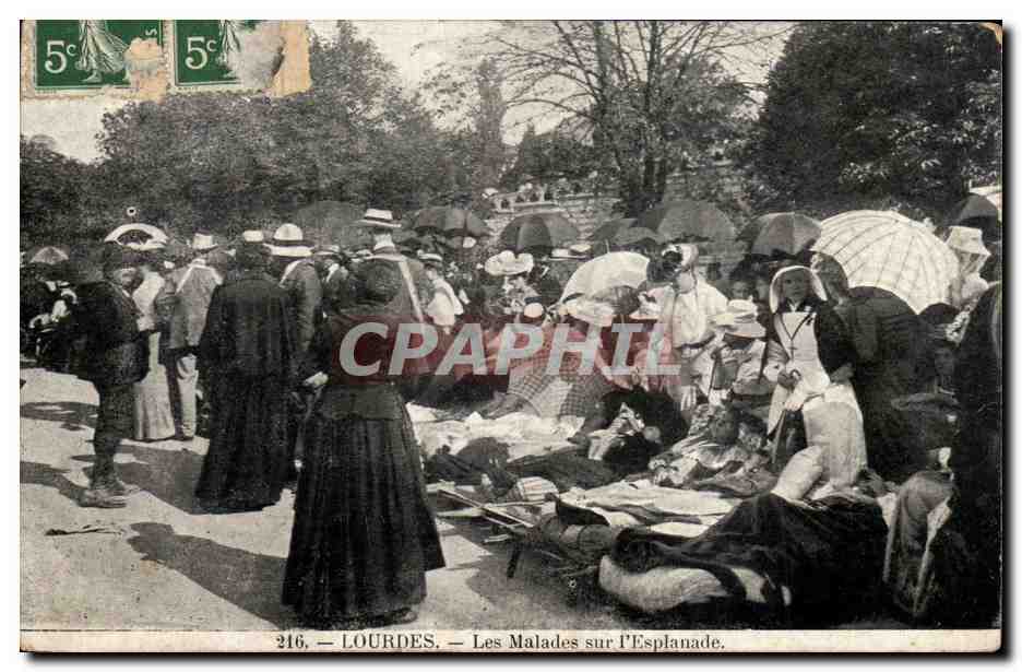 CPA Lourdes Les Malades sur I'Esplanade