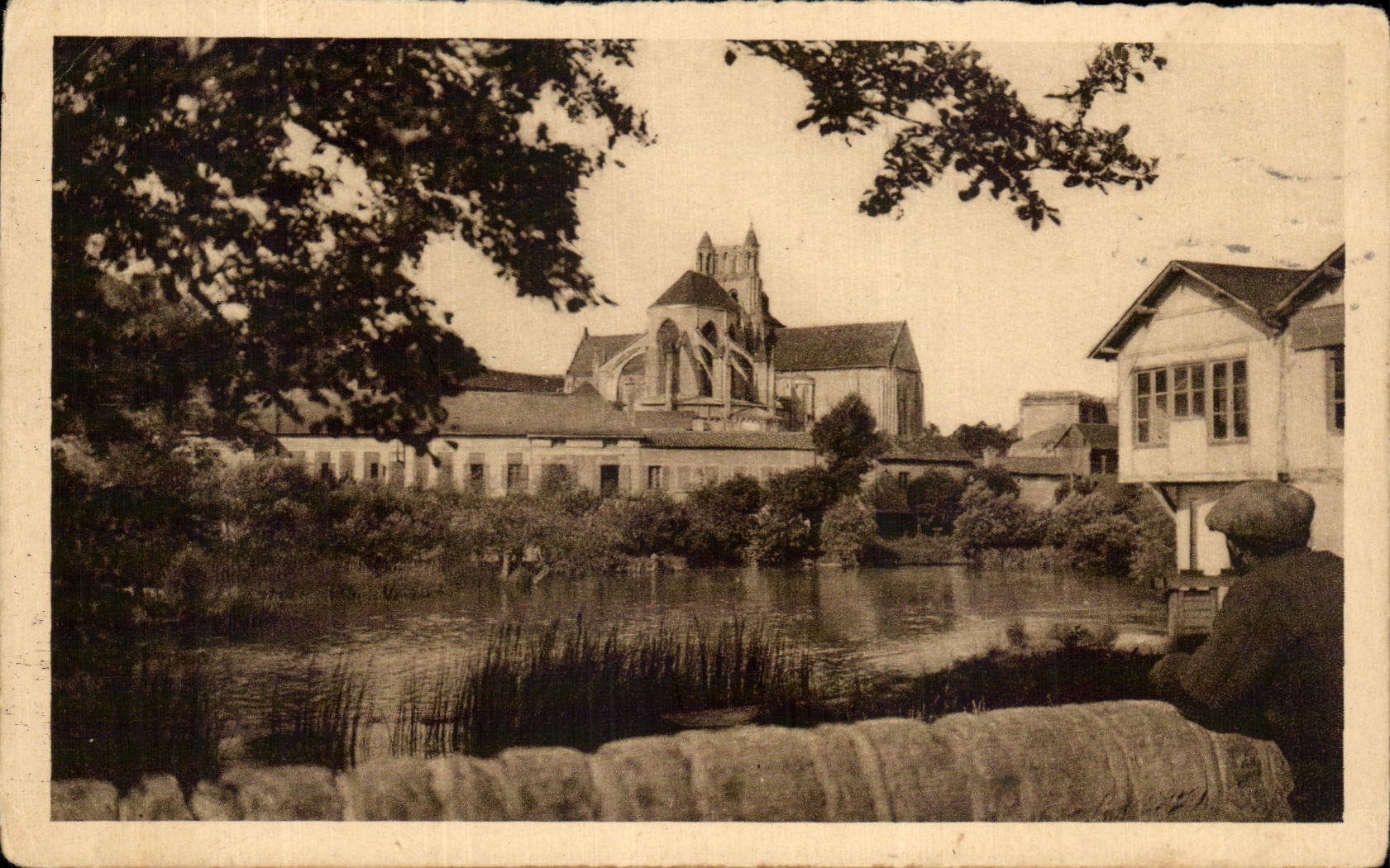 CPA Poitiers Le Chevet de Montierneuf et les anciens moulins de Chasseigne pris des 4 roues 