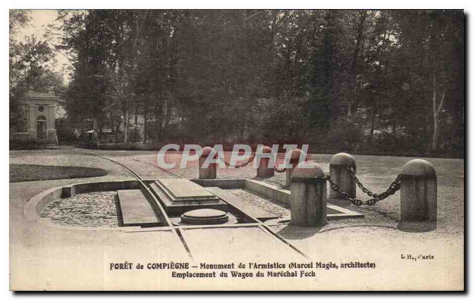 CPA de Compiegne Monument de L'Armistice Militaria