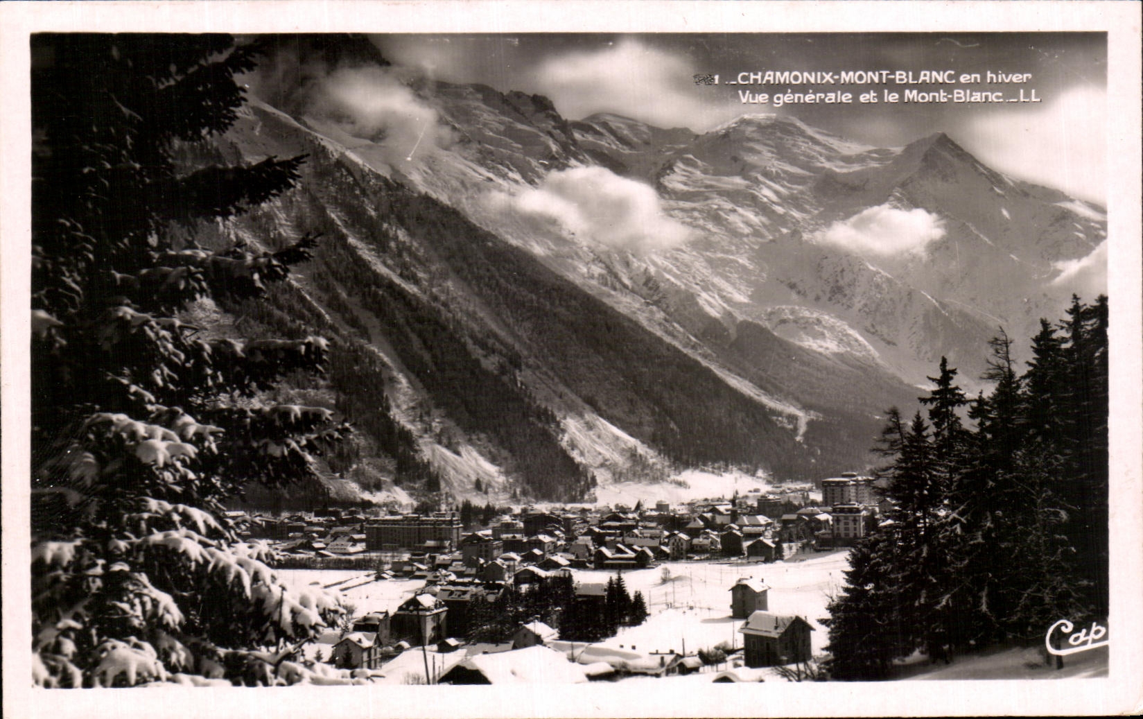 CPA Chamonix Mont Blanc en Hiver Vue Generale et le Mont Blanc