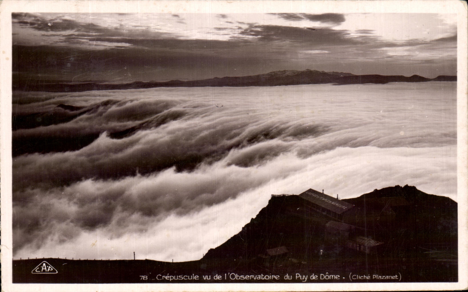 Crépuscule vu de l'Observatoire du Puy de Dôme — Cliché Plazanet — n°78
