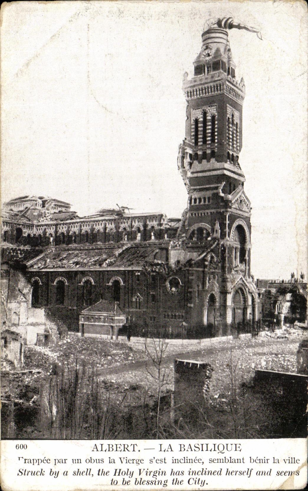 CPA Albert La Basilique frappee par un obus la Vierge s'est inclinee semblant benir la ville Militaria