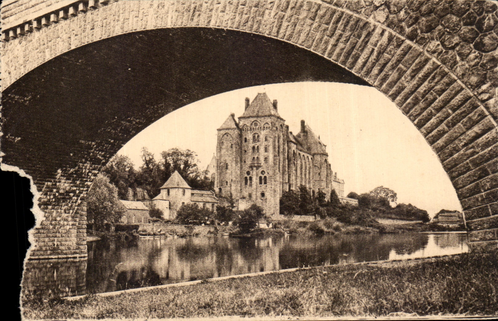 CPA L'Abbaye St Pierre de Solesmes vue sous le pont