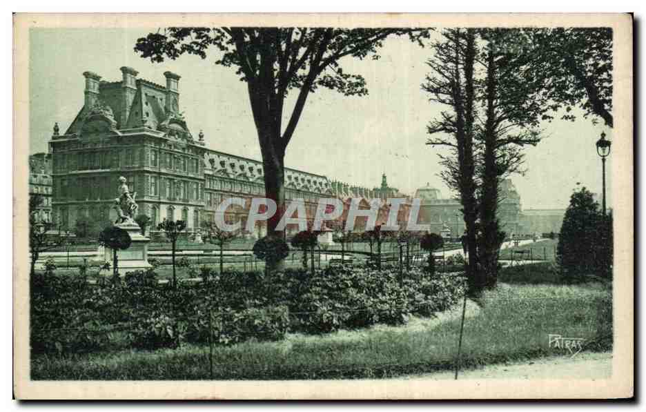 CPA Paris Les jardins des Tuileries et le palais du Louvre