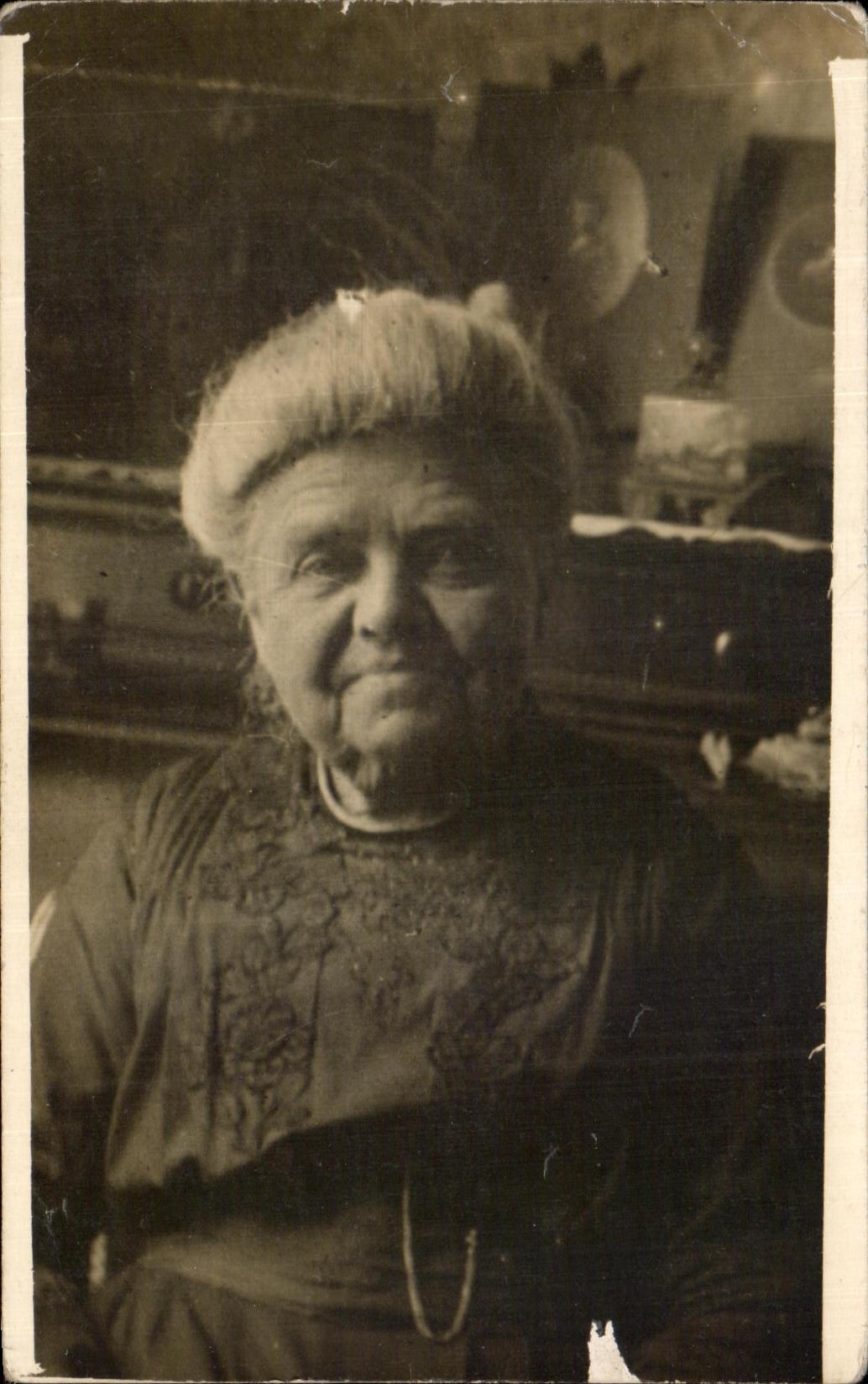 CARTE PHOTO Vieille femme folklore 